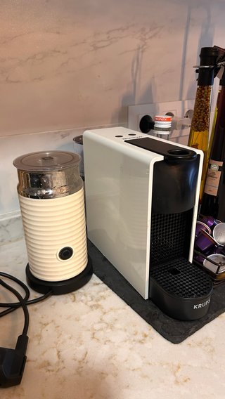 Cafetera Nespresso Essenza Mini + Aeroccino 3