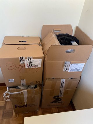 Lote de 4 cajas de ropa y zapatos de segunda mano
