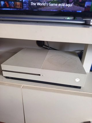 Xbox One Blanca con 3 Mandos y Juego
