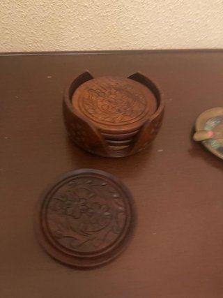 Cenicero de Bronce y Set de Posavasos de Madera