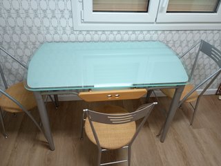 Mesa de cristal y 5 sillas
