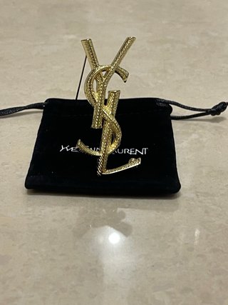 Spilla Yves Saint Laurent dorata 7 cm satinata