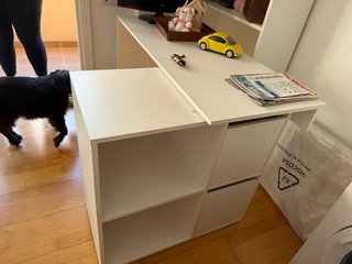 Escritorio blanco y amarillo