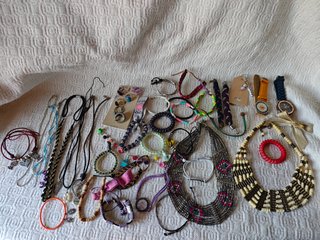 Lote bisutería: 42 unidades collares pulseras anil