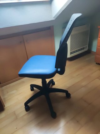 Silla de escritorio azul y negra