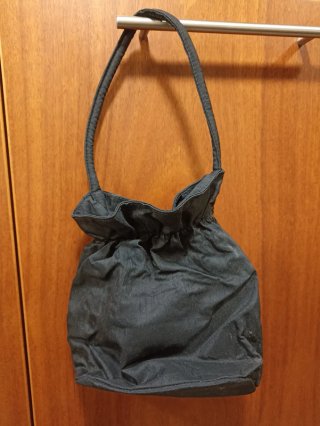 Bolso negro de tela fruncido estilo saco vintage