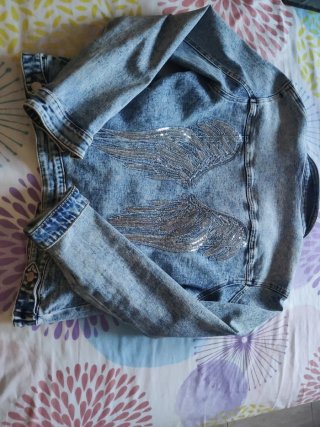 Chaqueta Vaquera Corta con Alas Bordadas