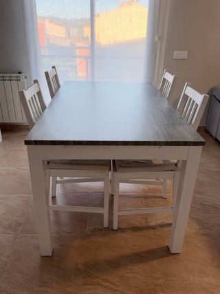 Mesa y 4 Sillas Comedor