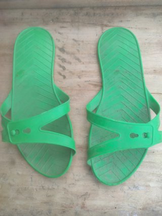 Sandali vintage in plastica verde