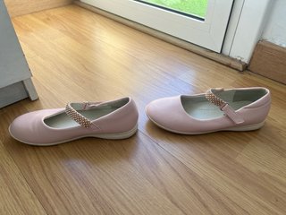 Zapatos planos rosas con pedrería talla 34