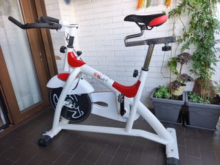 Bicicleta Spinning GM Sports Blanca y Roja