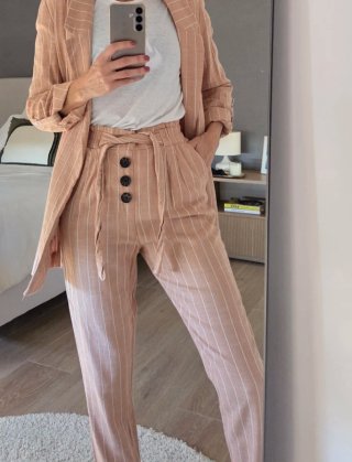 Traje de rayas rosa y blanco