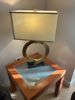 Lámpara de mesa dorada con base de mármol