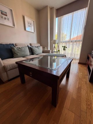 Mesa de centro elevable con cristal y arcón