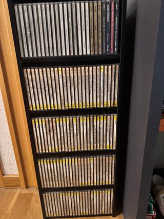 Colección 124 CD clásica. En mano, incluye mueble