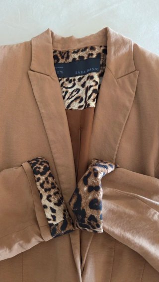 Blazer beige con forro estampado