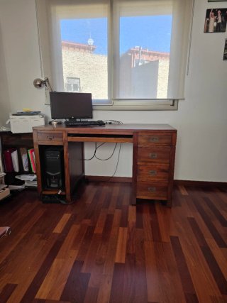 Scrivania in legno massello con cassetti