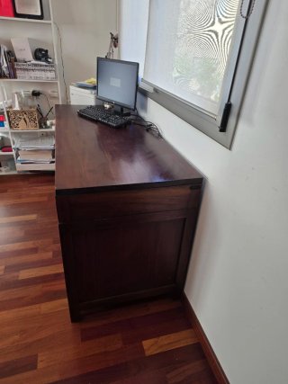 Scrivania in legno massello con cassetti