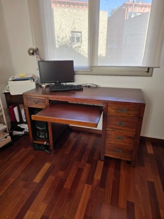 Scrivania in legno massello con cassetti