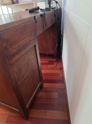 Scrivania in legno massello con cassetti