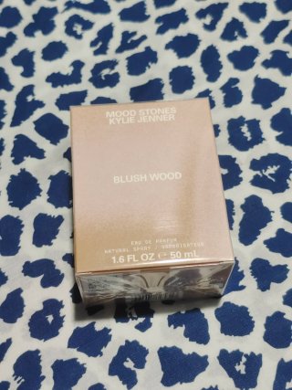 2 perfumes Kylie Jenner Mood Stones