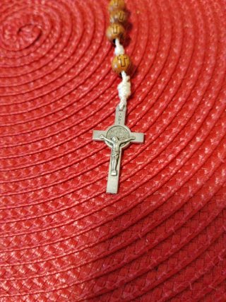 Rosario con cuentas con  cruces