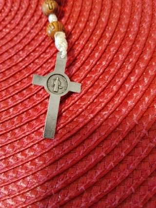 Rosario con cuentas con  cruces