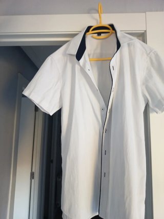 Camisa blanca cuello azul marino T41
