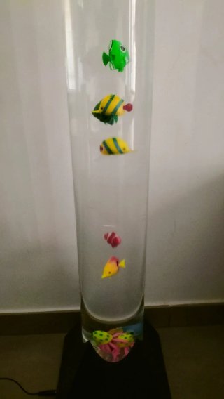 Acuario con peces de plástico y luces