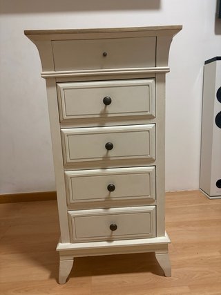 Cómoda de madera blanca