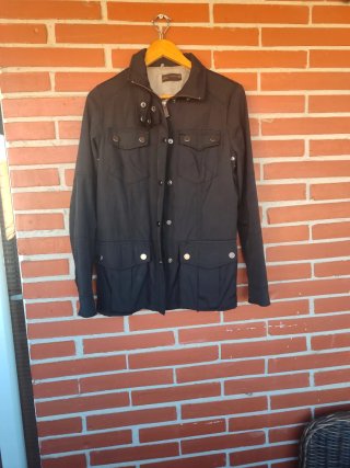 Cazadora tres cuartos negra