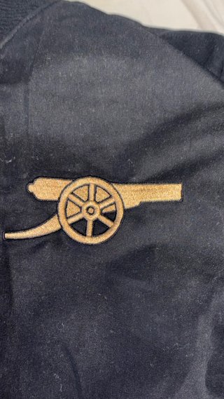 Chaqueta Adidas Arsenal Negra y Dorada
