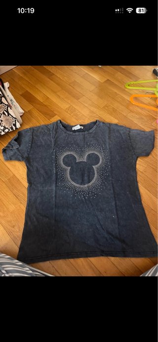 Camiseta gris con Mickey Mouse de pedrería