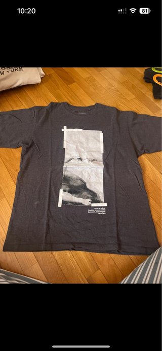 Camiseta gris con estampado artístico