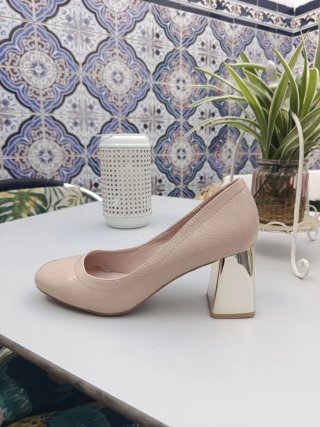 Zapatos Beige con Tacón Dorado