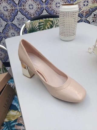 Zapatos Beige con Tacón Dorado