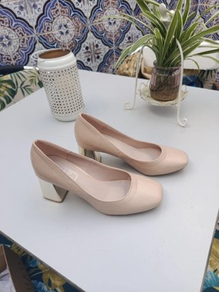 Zapatos Beige con Tacón Dorado