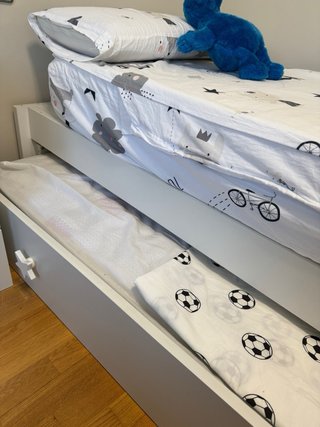 Habitación Infantil con Cama Nido y Mesita