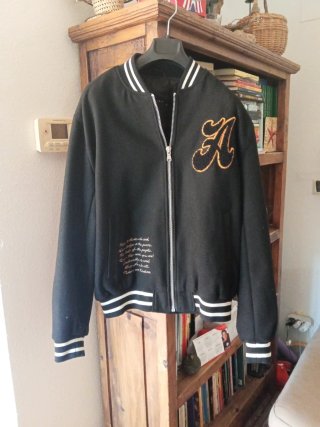 Cazadora bomber negra con letra A