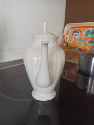 Tetera antigua de porcelana