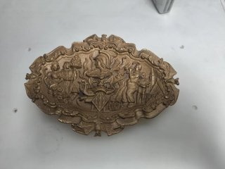 Cenicero de bronce con relieve