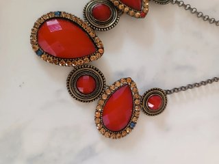 Collar bisutería dorado y rojo