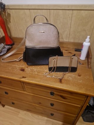 Bolso y bolsito beige y negro