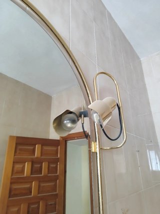 Espejo de Baño con Apliques Dorados.