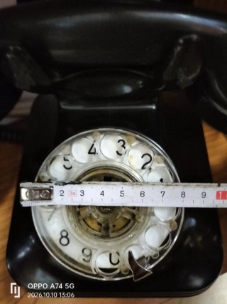 Teléfono antiguo negro de disco