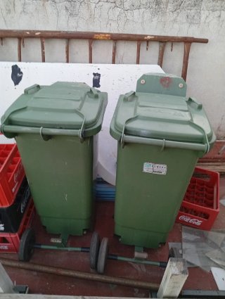Contenedores de basura verdes con ruedas