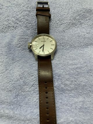 Reloj Nixon con correa de piel marrón