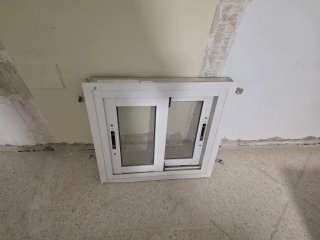 Ventana de aluminio blanca