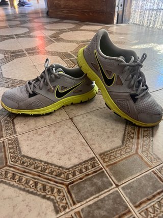 Deportivas Nike Grises y Amarillas
