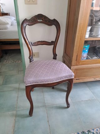 Sedia antica in legno con seduta in tessuto